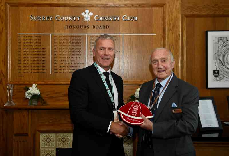 Mickey Stewart, ahora con 91 años, recibió su gorra de entrenador de la ECB de su hijo Alec hace dos años