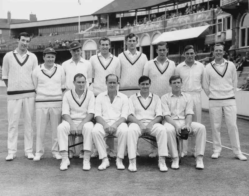 Yorkshire fue el último condado en ganar tres títulos consecutivos del County Championship, entre 1966 y 1968. Fila trasera, de izquierda a derecha: John Waring, Phil Sharpe, Jimmy Binks, Don Wilson, Richard Hutton, John Hampshire, Doug Padgett, Geoffrey Boycott. Fila delantera: Raymond Illingworth, Brian Close, Fred Trueman y Ken Taylor